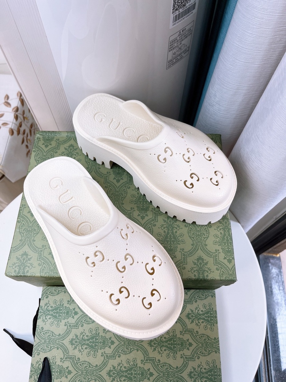 GUCCI Women's White Sandals SZ38